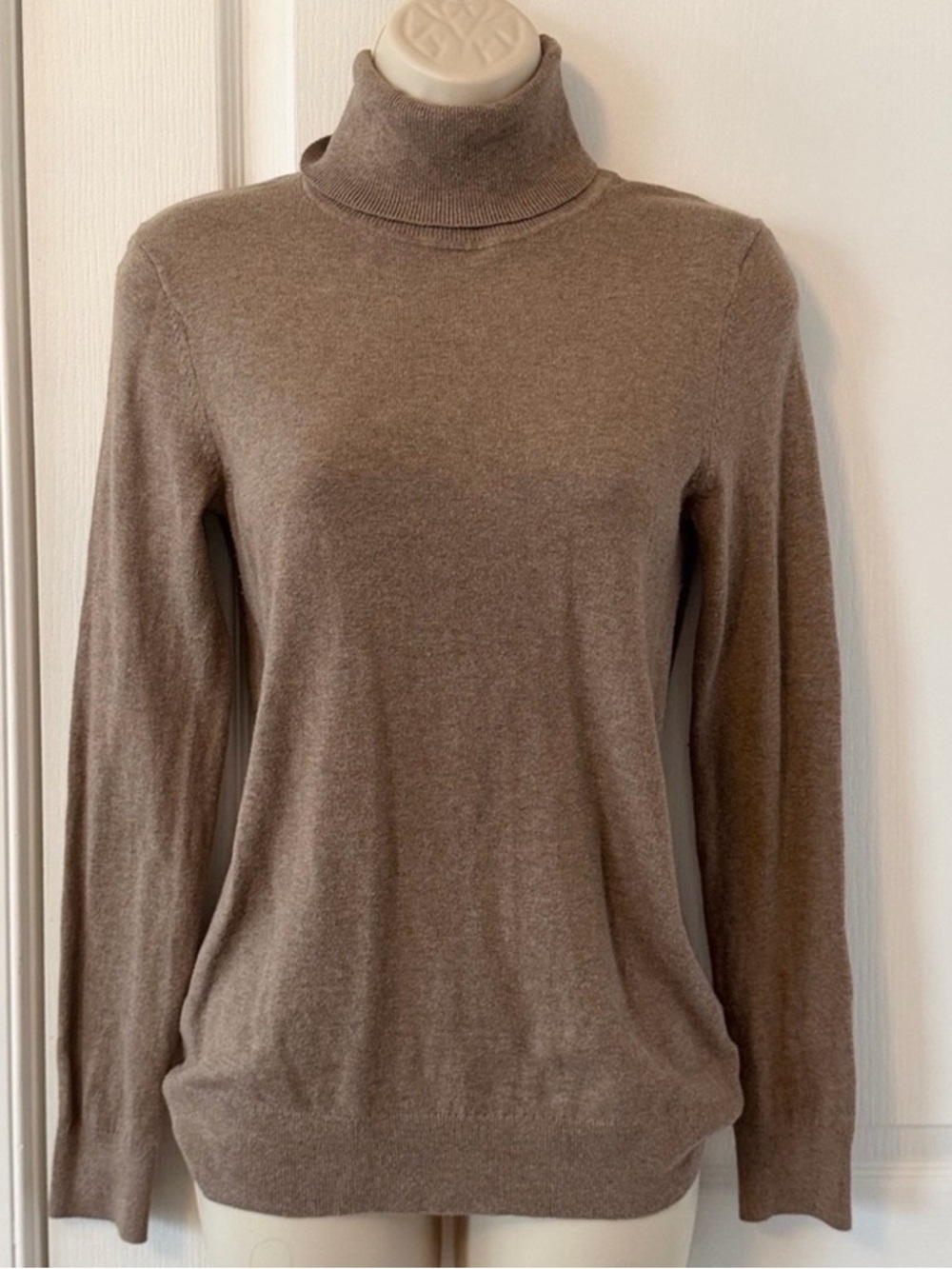 GAP Turtleneck Sweater Women’s XS Tan Soft Knit Lightweight Capsule Wardrobe